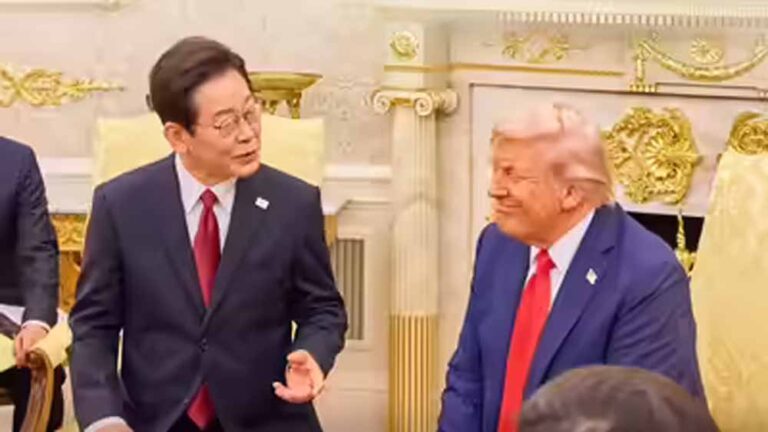 ‘शांतिदूत’ ट्रंप को साउथ कोरिया ने पहनाया ताज, दिया सर्वोच्च नागरिक सम्मान ‘शांतिदूत’ ट्रंप को साउथ कोरिया ने पहनाया ताज, दिया सर्वोच्च नागरिक सम्मान