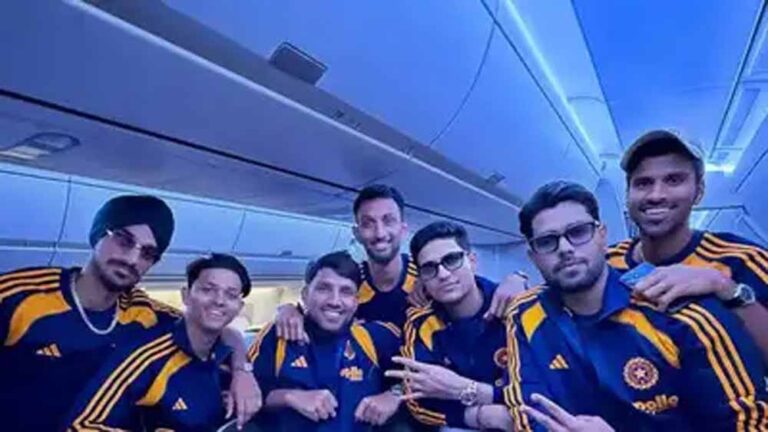 पर्थ पहुंची भारतीय क्रिकेट टीम, पहला मुकाबला ऑस्ट्रेलिया से – रोहित और कोहली होंगे मैच के स्टार पर्थ पहुंची भारतीय क्रिकेट टीम, पहला मुकाबला ऑस्ट्रेलिया से – रोहित और कोहली होंगे मैच के स्टार