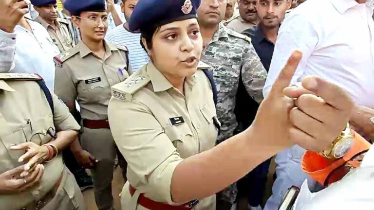 Sunatan विरोध के बीच मुस्लिम महिला DSP की जबरदस्त प्रतिक्रिया, ‘जय श्रीराम’ से लगाया संदेश Sunatan विरोध के बीच मुस्लिम महिला DSP की जबरदस्त प्रतिक्रिया, ‘जय श्रीराम’ से लगाया संदेश