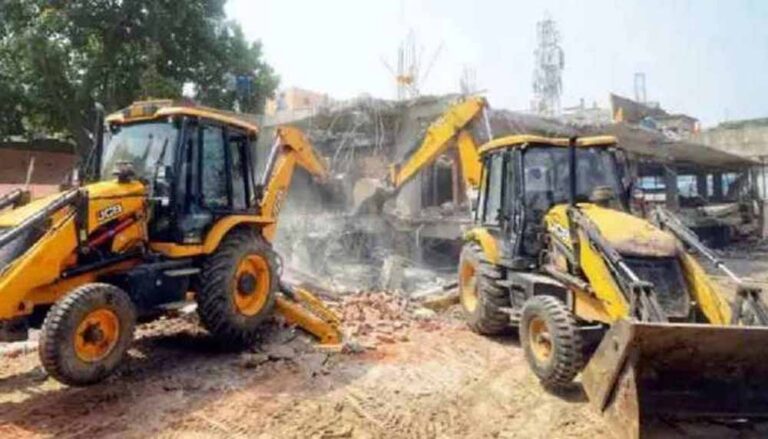 आदिवासियों के झोपड़े ढहे, बाबाओं के महल सुरक्षित: MP में न्याय पर उठे सवाल आदिवासियों के झोपड़े ढहे, बाबाओं के महल सुरक्षित: MP में न्याय पर उठे सवाल