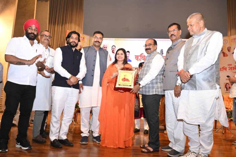 राज्य स्तरीय काव्य प्रतियोगिता में निधि, मीरा और अलीशा बनीं विजेता, मुख्यमंत्री विष्णु देव साय और उप मुख्यमंत्री अरुण साव ने किया पुरस्कृत राज्य स्तरीय काव्य प्रतियोगिता में निधि, मीरा और अलीशा बनीं विजेता, मुख्यमंत्री विष्णु देव साय और उप मुख्यमंत्री अरुण साव ने किया पुरस्कृत