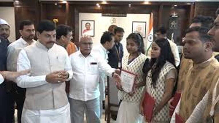 मेधावी प्रशिक्षणार्थियों की मुख्यमंत्री डॉ. यादव से सौजन्य भेंट, ITI में चमकी प्रतिभा मेधावी प्रशिक्षणार्थियों की मुख्यमंत्री डॉ. यादव से सौजन्य भेंट, ITI में चमकी प्रतिभा