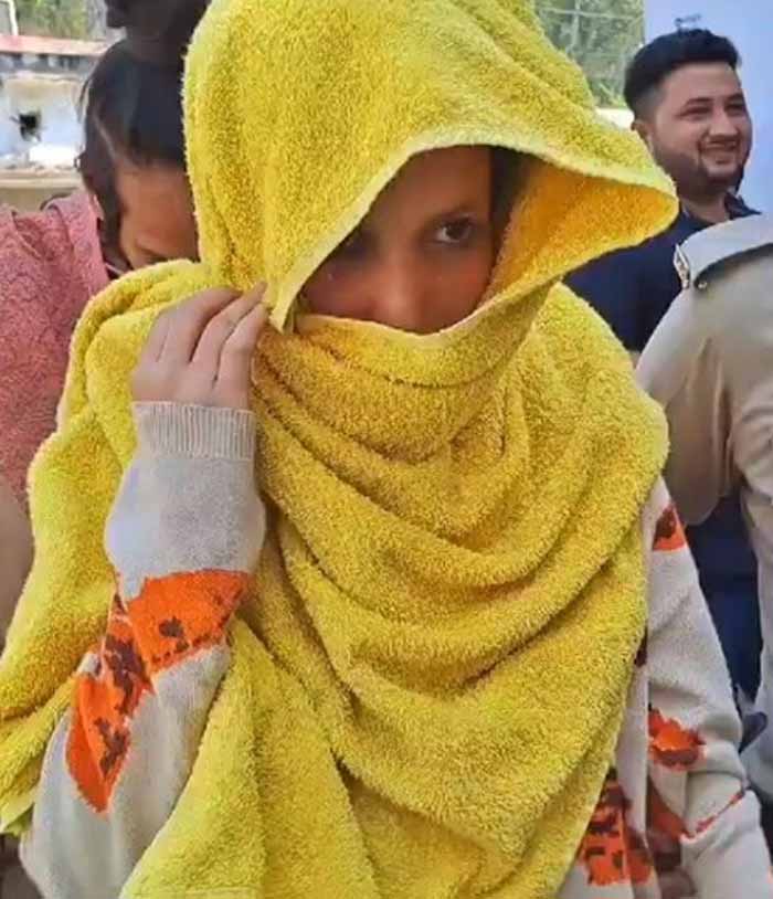 भैया दूज की अनोखी जश्न: जेल अधीक्षक को तिलक लगाकर ड्रम वाली मुस्कान ने मनाई खुशी भैया दूज की अनोखी जश्न: जेल अधीक्षक को तिलक लगाकर ड्रम वाली मुस्कान ने मनाई खुशी