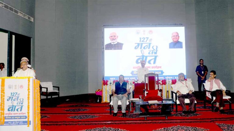 राज्यपाल पटेल ने कहा- पुस्तकीय ज्ञान के साथ समसामयिक जानकारी जरूरी राज्यपाल पटेल ने कहा- पुस्तकीय ज्ञान के साथ समसामयिक जानकारी जरूरी