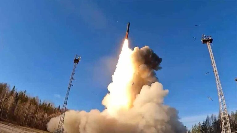 तनाव बढ़ा: रूस-यूएस परमाणु दांव — क्रूज़ मिसाइल टेस्ट के बाद दोनों देशों के पास कितने परमाणु बॉम्ब हैं?