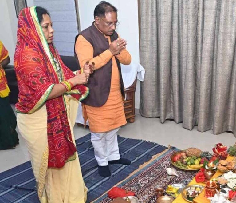 मुख्यमंत्री विष्णु देव साय ने की गोवर्धन पूजा, बोले—‘प्रदेश में हर ओर शांति और समृद्धि फैले’