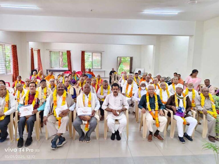 सामाजिक संस्थाओं और जन-प्रतिनिधियों ने निभाई जिम्मेदारी सामाजिक संस्थाओं और जन-प्रतिनिधियों ने निभाई जिम्मेदारी