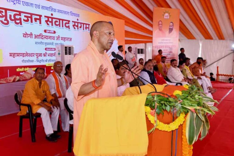 मुख्यमंत्री योगी आदित्यनाथ ने गाजीपुर में प्रबुद्धजन संवाद संगम कार्यक्रम में की शिरकत