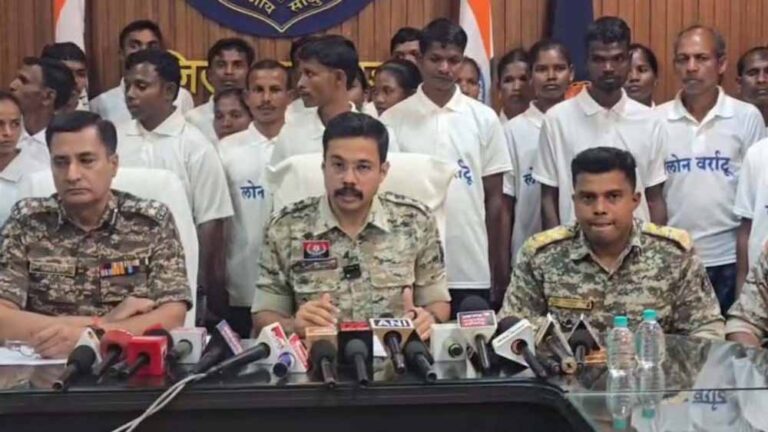 हिंसा छोड़कर 37 नक्सलियों ने किया सरेंडर, 27 पर था 65 लाख रुपये इनाम हिंसा छोड़कर 37 नक्सलियों ने किया सरेंडर, 27 पर था 65 लाख रुपये इनाम