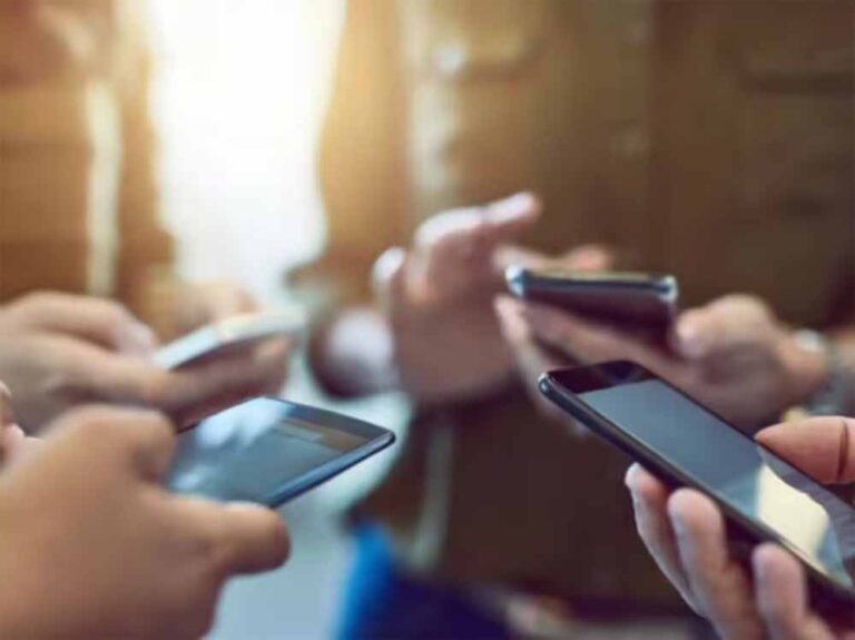 वो स्मार्टफोन जो बने यूज़र्स की मुसीबत — लोगों ने कहा, पैसे बरबाद!