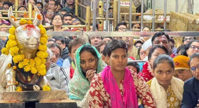 भगवान महाकाल के दरबार में दीप्ति शर्मा: भस्म आरती में हुई शामिल, मंदिर समिति ने सम्मानित किया भगवान महाकाल के दरबार में दीप्ति शर्मा: भस्म आरती में हुई शामिल, मंदिर समिति ने सम्मानित किया