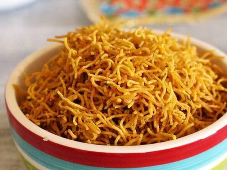 बाजार जैसी कुरकुरी आलू भुजिया सेव बनाएं घर पर — आसान रेसिपी और शानदार स्वाद!