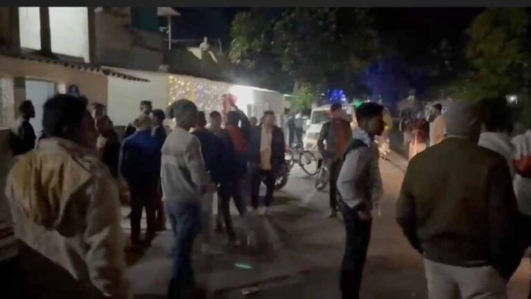 प्रार्थना सभा से मचा हंगामा: धर्मांतरण के शक में SECL कर्मचारी को पुलिस ने लिया हिरासत में प्रार्थना सभा से मचा हंगामा: धर्मांतरण के शक में SECL कर्मचारी को पुलिस ने लिया हिरासत में