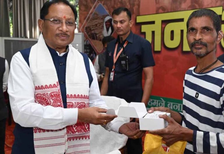 मुख्यमंत्री साय ने दिखाई संवेदना, जनदर्शन में श्रवण बाधित रमन को दी त्वरित मदद मुख्यमंत्री साय ने दिखाई संवेदना, जनदर्शन में श्रवण बाधित रमन को दी त्वरित मदद