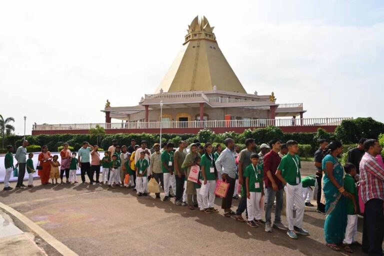 पीएम मोदी पहुंचे सत्य साईं संजीवनी हॉस्पिटल, बाल हृदय रोगियों से की खास मुलाकात