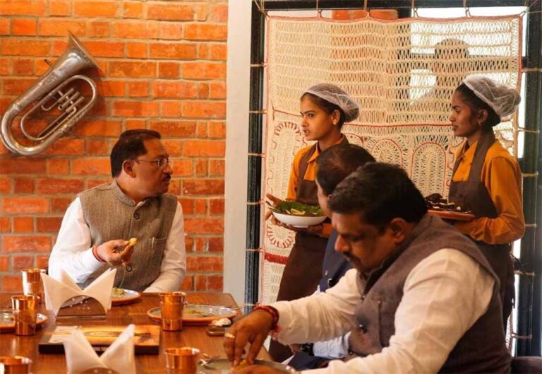 पंडुम कैफे का शुभारंभ बस्तर में नक्सल उन्मूलन की दिशा में हो रहे सकारात्मक परिवर्तन का प्रेरक प्रतीक : मुख्यमंत्री साय पंडुम कैफे का शुभारंभ बस्तर में नक्सल उन्मूलन की दिशा में हो रहे सकारात्मक परिवर्तन का प्रेरक प्रतीक : मुख्यमंत्री साय