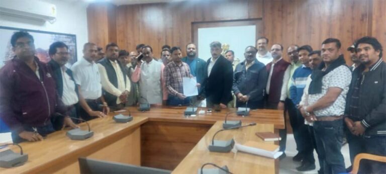 कबीरधाम में सहकारी समिति प्रबंधकों और ऑपरेटर्स की हड़ताल स्थगित कबीरधाम में सहकारी समिति प्रबंधकों और ऑपरेटर्स की हड़ताल स्थगित