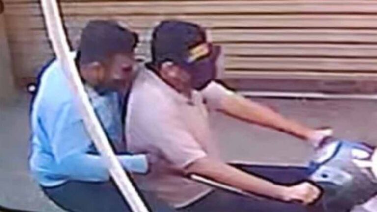 19 लाख की लूट का पर्दाफाश: मास्क हटते ही सामने आए दोनों भाई, पुलिस ने ऐसे किया ट्रेस 19 लाख की लूट का पर्दाफाश: मास्क हटते ही सामने आए दोनों भाई, पुलिस ने ऐसे किया ट्रेस