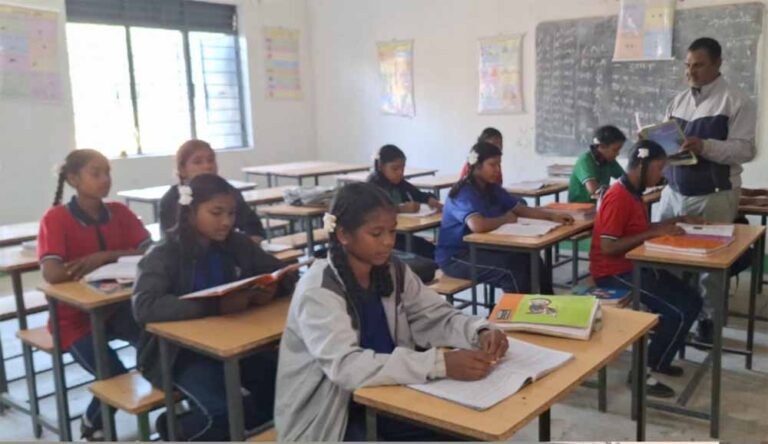 आखिर पहुंची उम्मीद की रोशनी: पतुरियाडाँड़ हाई स्कूल में अंग्रेजी व्याख्याता मिलने से छात्रों के सपनों को मिली नई उड़ान