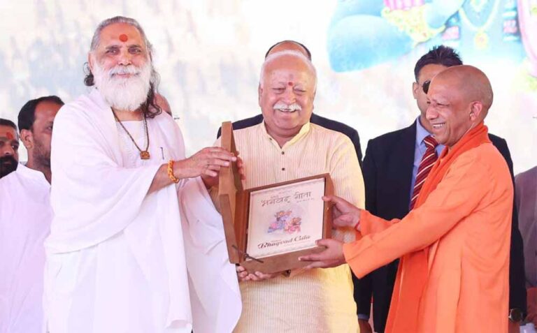 मुख्यमंत्री योगी आदित्यनाथ ने जनेश्वर मिश्र पार्क में आयोजित ‘दिव्य गीता प्रेरणा उत्सव’ में की शिरकत मुख्यमंत्री योगी आदित्यनाथ ने जनेश्वर मिश्र पार्क में आयोजित ‘दिव्य गीता प्रेरणा उत्सव’ में की शिरकत