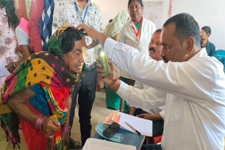 डिण्डोरी में विशाल स्वास्थ्य शिविर: 7,000 से अधिक जनजातीय लोगों की हुई स्वास्थ्य जांच डिण्डोरी में विशाल स्वास्थ्य शिविर: 7,000 से अधिक जनजातीय लोगों की हुई स्वास्थ्य जांच