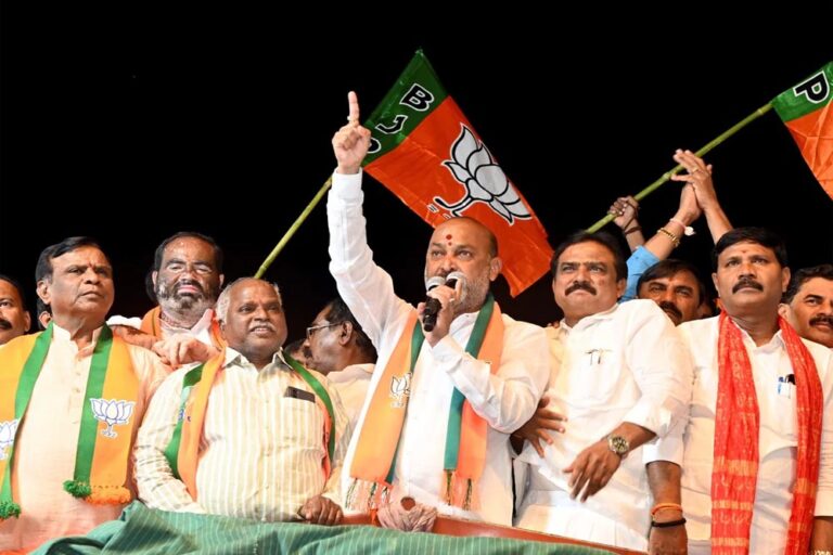 हैदराबाद में महिलाओं के साथ गंदा खेल? मंत्री ने AIMIM पर उठाए सवाल हैदराबाद में महिलाओं के साथ गंदा खेल? मंत्री ने AIMIM पर उठाए सवाल