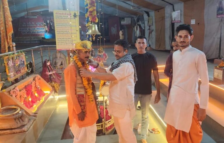 आमिर से अंगद बने युवक ने किया घर वापसी, अब महादेवगढ़ मंदिर में चौकीदार