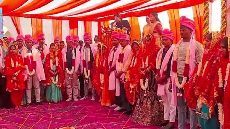 सामूहिक विवाह समारोह: सभी धर्मों के जोड़ों ने बांधे सात फेरे, अफसरों ने निभाया अहम किरदार सामूहिक विवाह समारोह: सभी धर्मों के जोड़ों ने बांधे सात फेरे, अफसरों ने निभाया अहम किरदार
