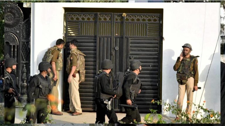 ATS की बड़ी रेड: लखीमपुर में आरोपी सुहैल खान के घर से ISIS फ्लैग बरामद ATS की बड़ी रेड: लखीमपुर में आरोपी सुहैल खान के घर से ISIS फ्लैग बरामद