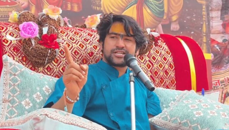 छतरपुर में बागेश्वर धाम पहुंचे धीरेंद्र कृष्ण शास्त्री, पदयात्रा के अनुभव भक्तों के साथ साझा किए