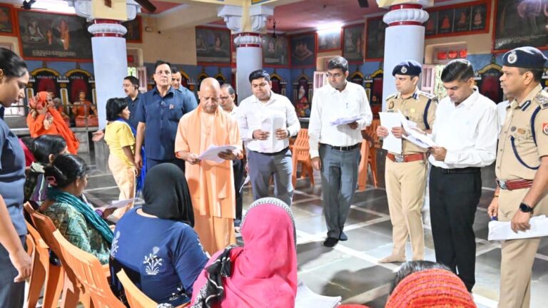 जनता दर्शन में सीएम योगी आदित्यनाथ ने सुनीं 200 लोगों की समस्याएं