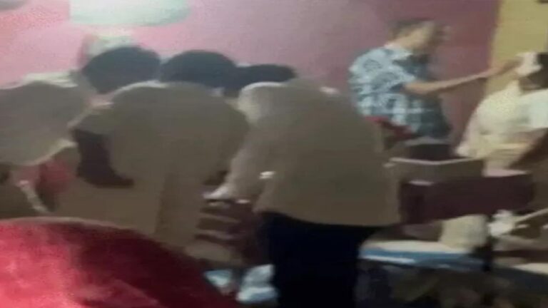 रतलाम में धर्मांतरण मामले में SIT जांच, केरल से पास्टर को हर महीने मिलती थी 60 हजार सैलरी; रिमांड में उगले राज रतलाम में धर्मांतरण मामले में SIT जांच, केरल से पास्टर को हर महीने मिलती थी 60 हजार सैलरी; रिमांड में उगले राज