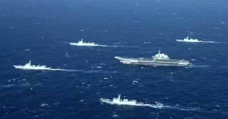 चीन का सैन्य शक्ति प्रदर्शन! लड़ाकू विमानों और जहाजों से ताइवान को घेरा, ट्रंप ने दी कड़ी चेतावनी चीन का सैन्य शक्ति प्रदर्शन! लड़ाकू विमानों और जहाजों से ताइवान को घेरा, ट्रंप ने दी कड़ी चेतावनी