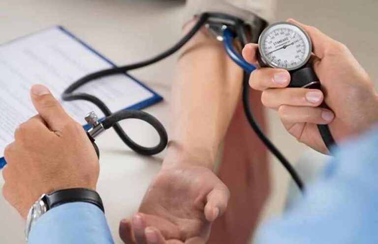 उच्च रक्तचाप वालों के लिए डाइट अलर्ट: क्या न खाएँ और क्यों?