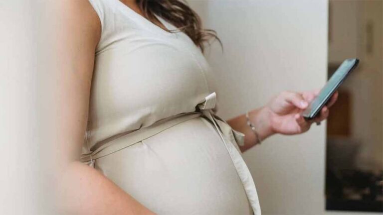 प्रेग्नेंसी में ज्यादा मोबाइल यूज़ से बचें: विशेषज्ञों ने बताई ये वजहें प्रेग्नेंसी में ज्यादा मोबाइल यूज़ से बचें: विशेषज्ञों ने बताई ये वजहें