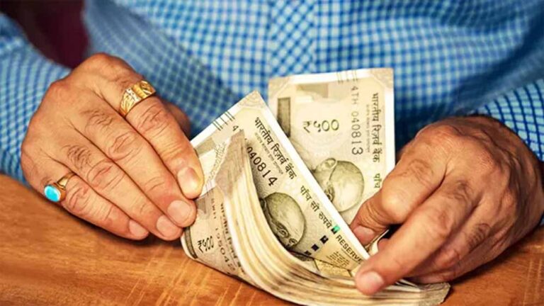 सरकार का बड़ा बयान: पेंशनर्स के DA और वेतन आयोग में नहीं होगा बदलाव सरकार का बड़ा बयान: पेंशनर्स के DA और वेतन आयोग में नहीं होगा बदलाव