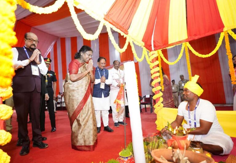 राष्ट्रपति ने जनजातीय संस्कृति व शिल्प को दर्शाते स्टॉलों का अवलोकन किया