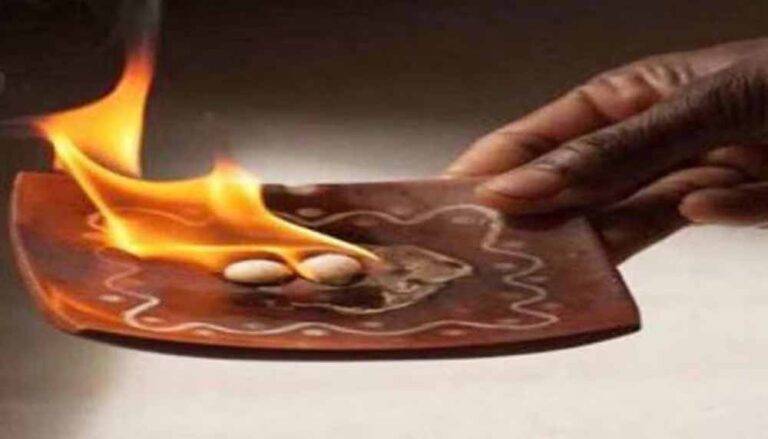 नजर उतारने का आसान तरीका: कपूर करेगा तुरंत असर नजर उतारने का आसान तरीका: कपूर करेगा तुरंत असर