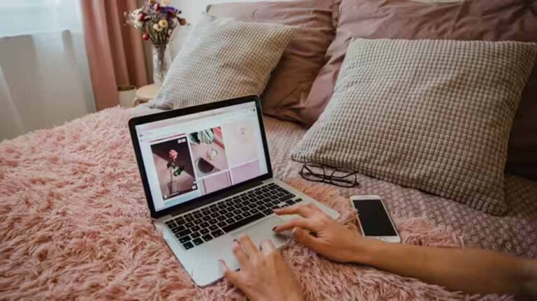 लैपटॉप यूज़ की ये 5 गलतियां बन सकती हैं महंगी, बिस्तर पर इस्तेमाल सबसे खतरनाक लैपटॉप यूज़ की ये 5 गलतियां बन सकती हैं महंगी, बिस्तर पर इस्तेमाल सबसे खतरनाक