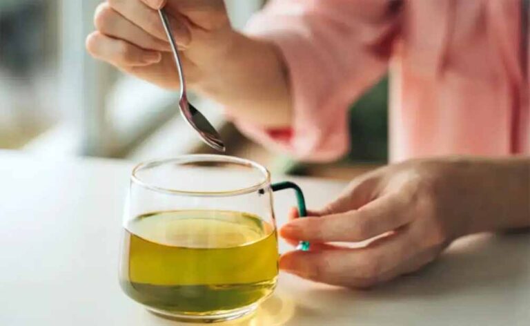 हेल्दी समझकर रोज पीते हैं ग्रीन टी? ये 7 साइड इफेक्ट्स कर सकते हैं सेहत खराब