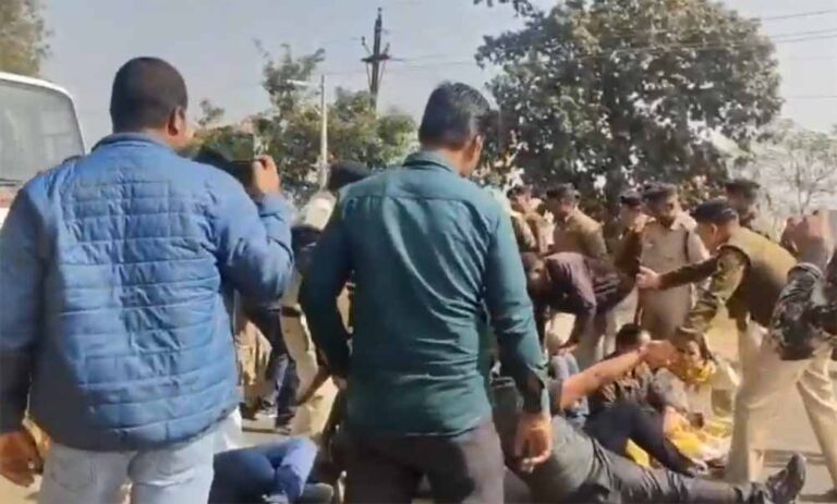 कांग्रेसियों का BJP दफ्तर निर्माण विरोध प्रदर्शन, कई गिरफ्तार