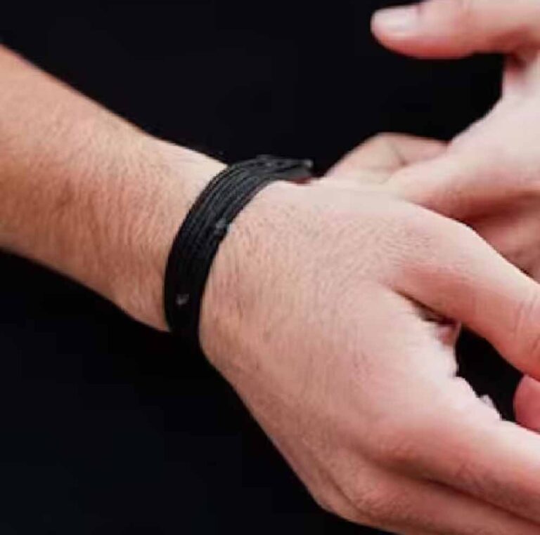 कौन सी राशियों को है काला धागा पहनने से बचना? जानिए जीवन पर असर!