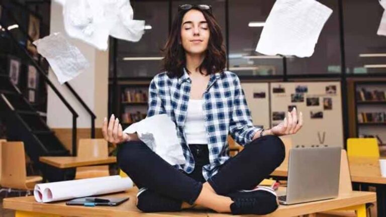 ऑफिस में तनाव-free रहने के लिए अपनाएँ ये आदतें