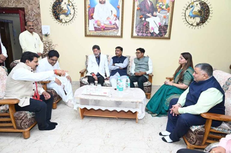 पर्यटन मंत्री राजेश अग्रवाल ने दामाखेड़ा आश्रम में धर्मगुरु प्रकाश मुनिनाम से की सौजन्य भेंट पर्यटन मंत्री राजेश अग्रवाल ने दामाखेड़ा आश्रम में धर्मगुरु प्रकाश मुनिनाम से की सौजन्य भेंट