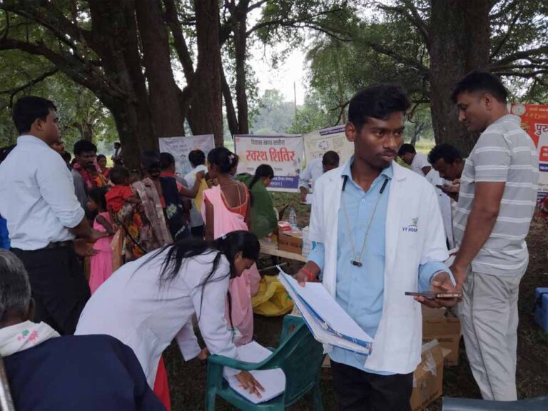 विकास की नई राह: बीजापुर के माओवाद प्रभावित गांवों में पहली बार लगा मेगा हेल्थ कैंप विकास की नई राह: बीजापुर के माओवाद प्रभावित गांवों में पहली बार लगा मेगा हेल्थ कैंप