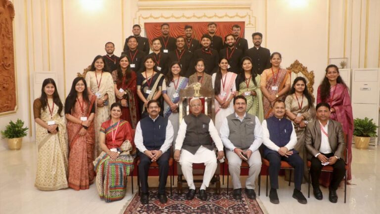 एकाग्रता और समर्पण से मिलती सफलता : राज्यपाल पटेल एकाग्रता और समर्पण से मिलती सफलता : राज्यपाल पटेल