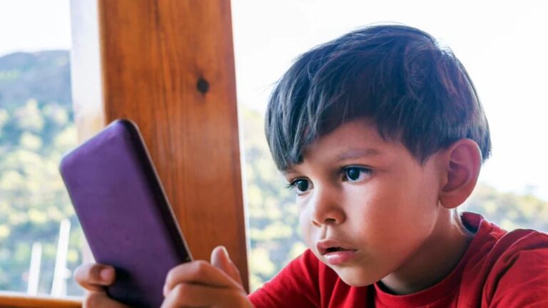 मोबाइल बना मानसिक स्वास्थ्य के लिए खतरा, 73% लोग डिजिटल डिपेंडेंसी से पीड़ित मोबाइल बना मानसिक स्वास्थ्य के लिए खतरा, 73% लोग डिजिटल डिपेंडेंसी से पीड़ित