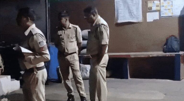 धर्म परिवर्तन मामला: हिंदू युवक को गौ मांस खाने और जमात में शामिल होने पर मजबूर किया, 3 पर FIR दर्ज धर्म परिवर्तन मामला: हिंदू युवक को गौ मांस खाने और जमात में शामिल होने पर मजबूर किया, 3 पर FIR दर्ज