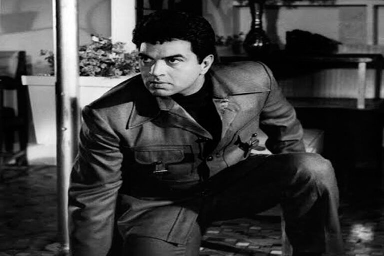 धर्मेंद्र नहीं रहे, बॉलीवुड के सितारे विले पार्ले श्मशान घाट पर अंतिम दर्शन के लिए पहुंचे