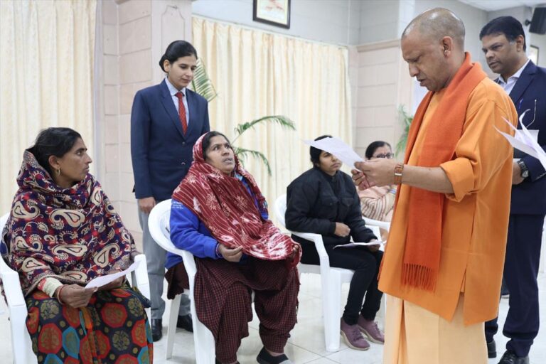 प्रदेश भर से आए फरियादी, हर पीड़ित से स्वयं मिले मुख्यमंत्री योगी आदित्यनाथ प्रदेश भर से आए फरियादी, हर पीड़ित से स्वयं मिले मुख्यमंत्री योगी आदित्यनाथ